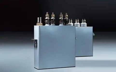 電容器在直流電路中起什么作用？